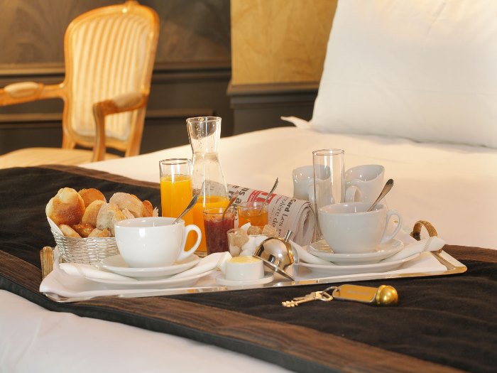 hotel luxe concierge service room service